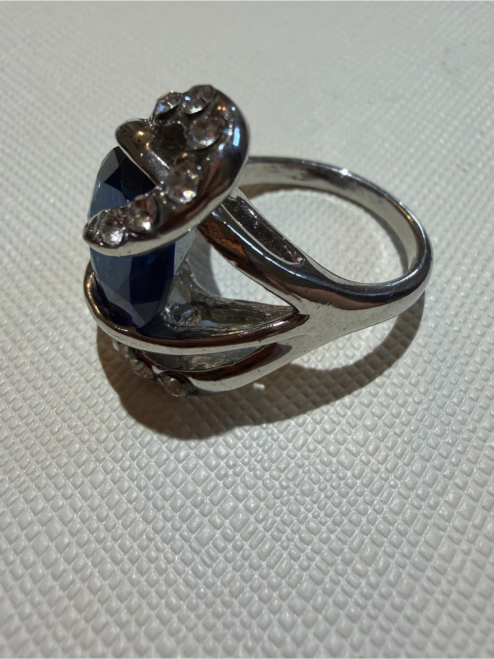 Silver tone Ring with Blue Center Stone and Clear Accents . Size 6,5-7